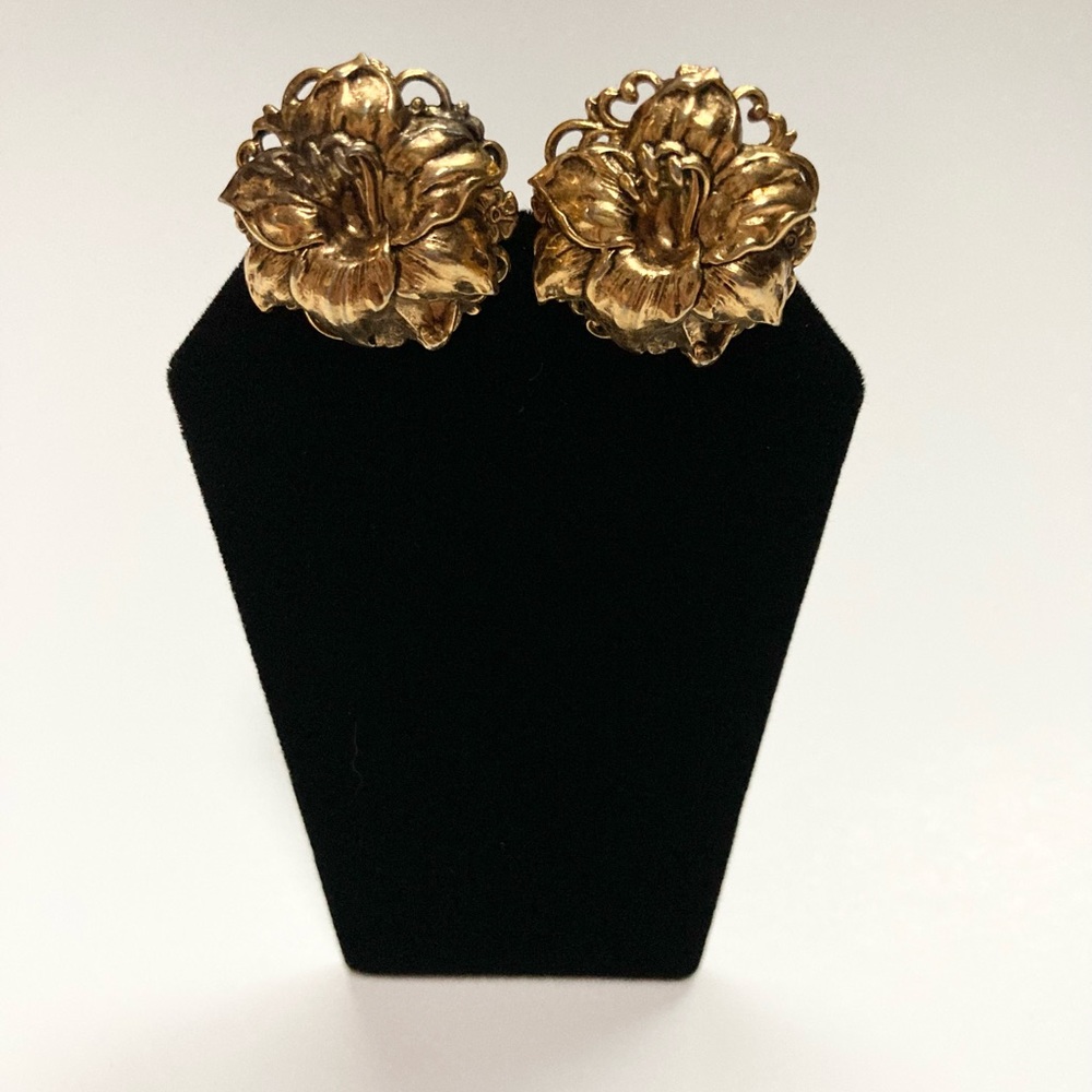 1950s Lisner Gold Tone Screw Back Floral Earrings